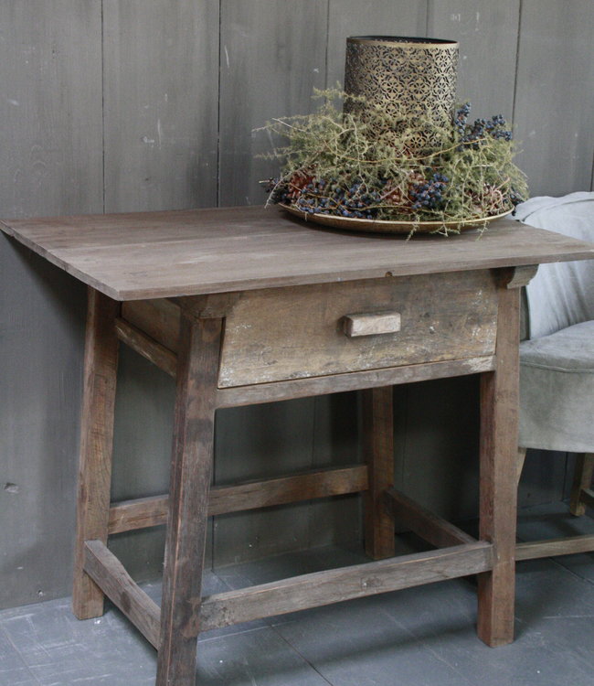 Aura Peeperkorn Oud authentiek houten tafeltje met lade H76 x B90,5