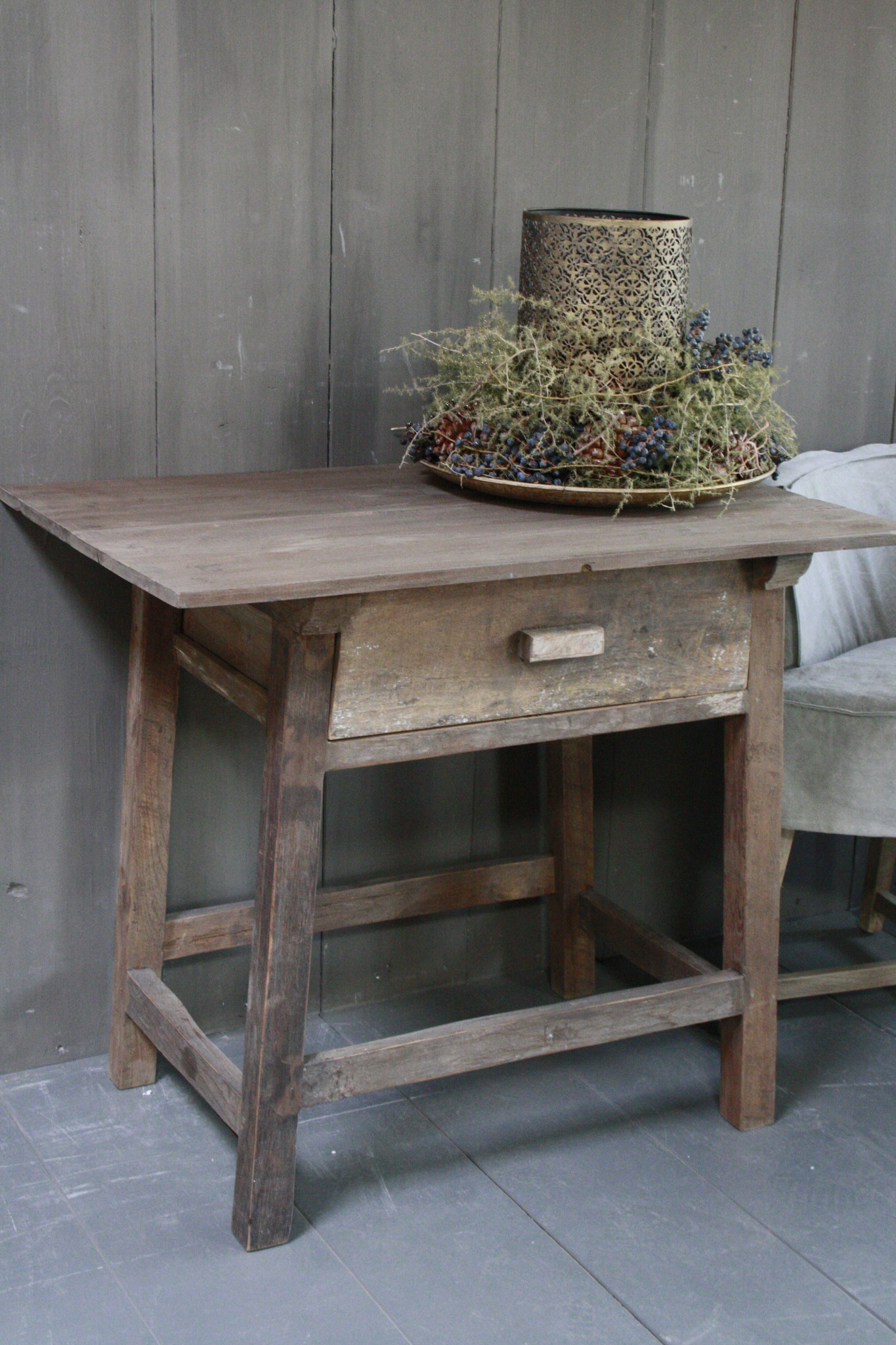 Aura Peeperkorn Oud authentiek houten tafeltje met lade H76 x B90,5