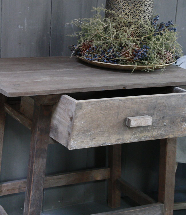 Aura Peeperkorn Oud authentiek houten tafeltje met lade H76 x B90,5