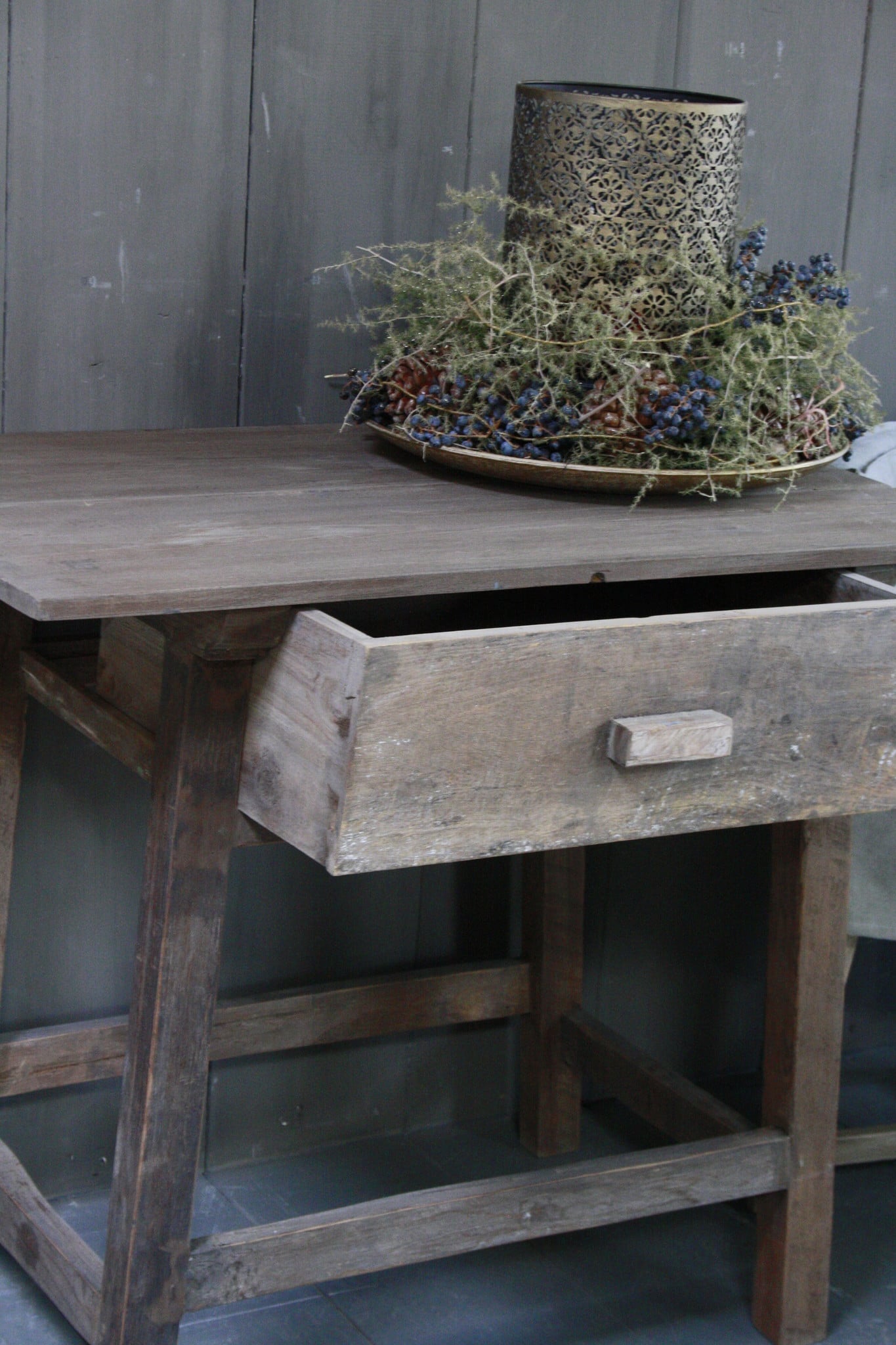 Aura Peeperkorn Oud authentiek houten tafeltje met lade H76 x B90,5