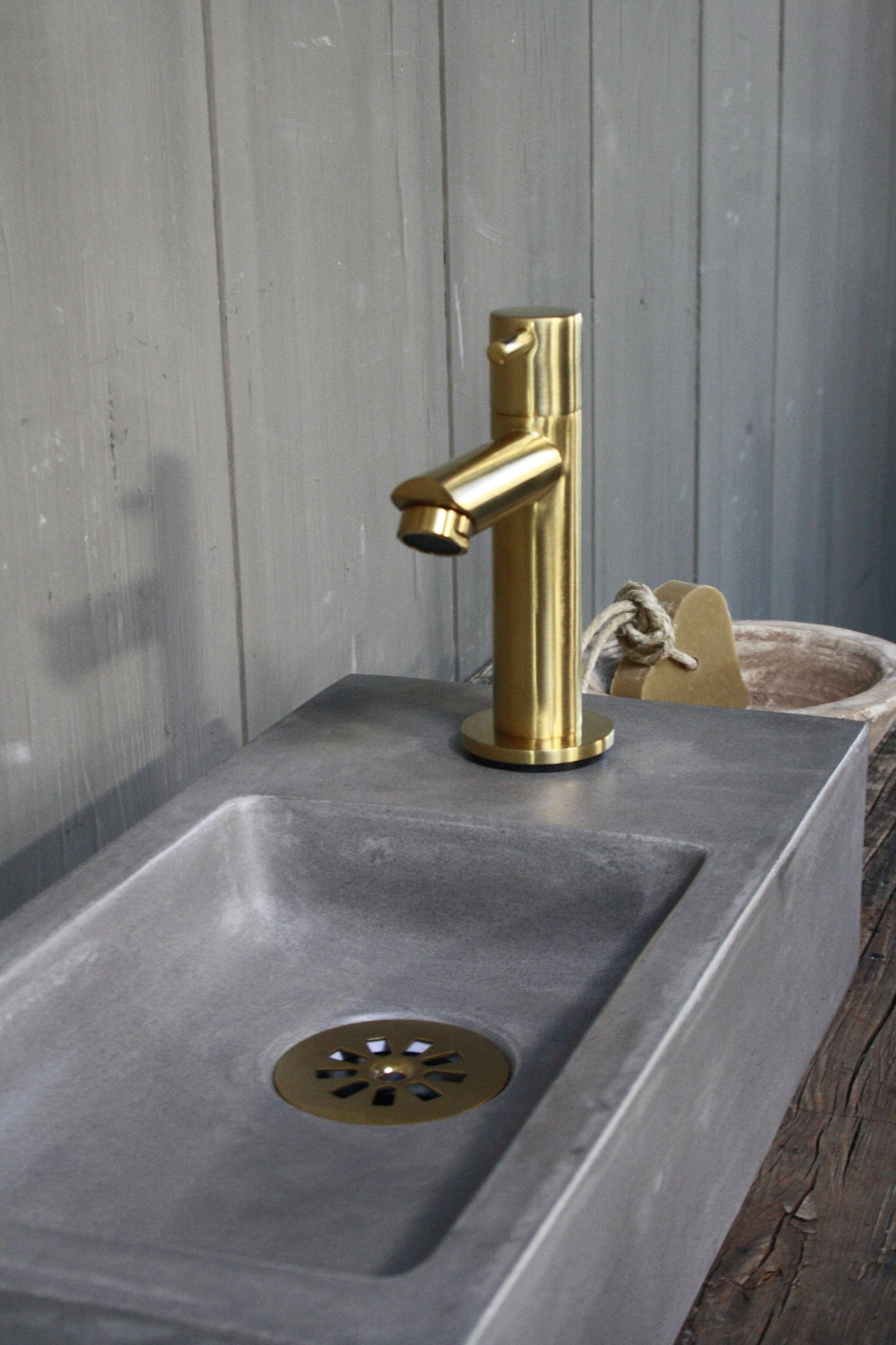 Rene Houtman Rosa - Fonteinmeubelset - Beton- Goud