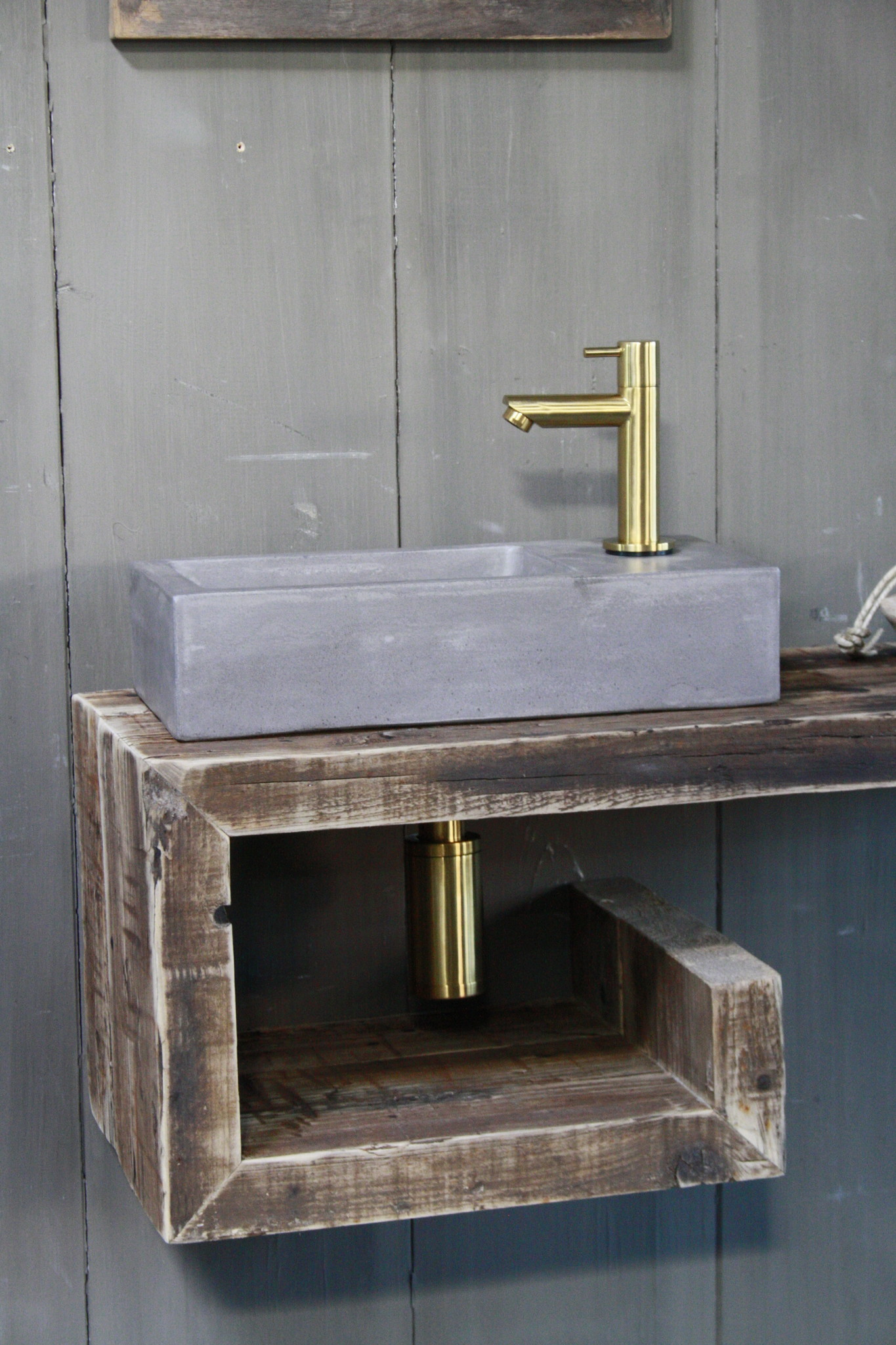 Rene Houtman Rosa - Fonteinmeubelset - Beton- Goud
