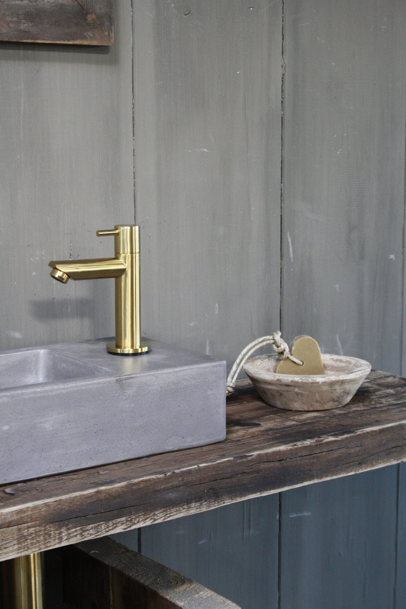 Rene Houtman Rosa - Fonteinmeubelset - Beton- Goud