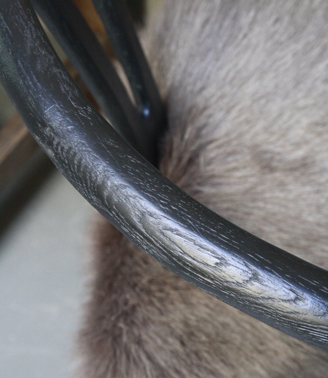 Rene Houtman Houten stoel met geitenvacht Donker