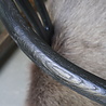 Houten stoel met geitenvacht Donker Houten stoel met geitenvacht Donker