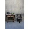 Houten stoel met geitenvacht Donker