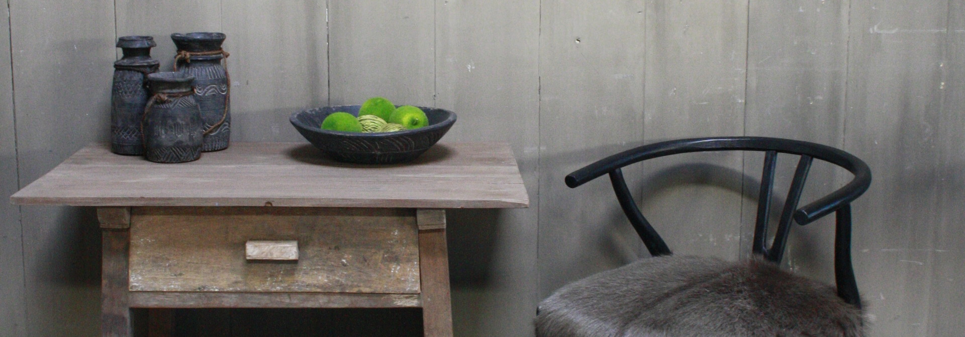 Houten stoel met geitenvacht Donker