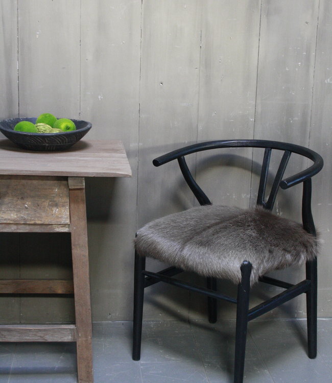 Rene Houtman Houten stoel met geitenvacht Donker