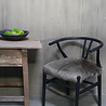 Houten stoel met geitenvacht Donker Houten stoel met geitenvacht Donker
