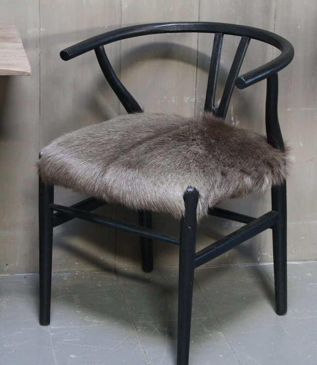 Rene Houtman Houten stoel met geitenvacht Donker