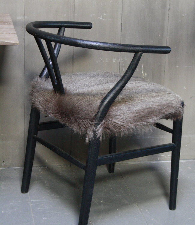 Rene Houtman Houten stoel met geitenvacht Donker