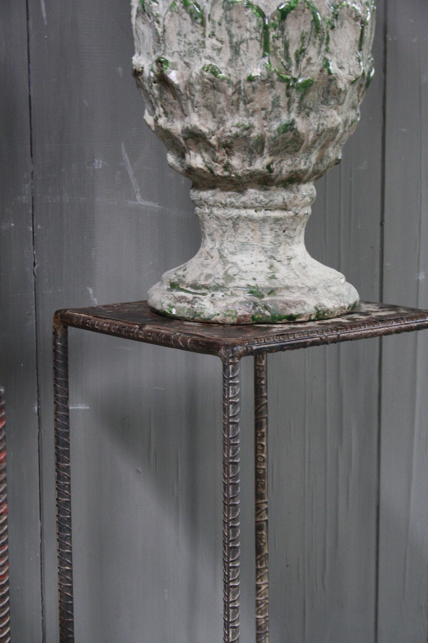 Rene Houtman ijzeren bijzettafel op pootjes H77 x B25 cm