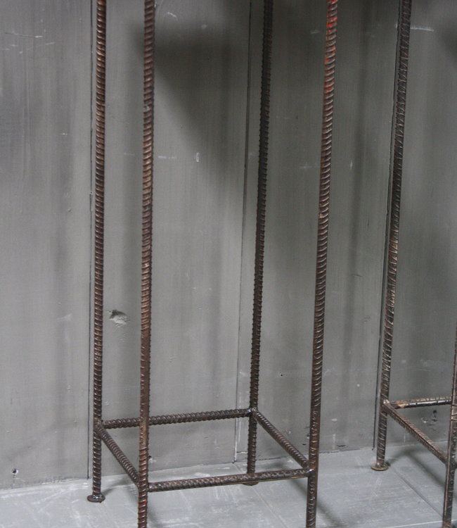 Rene Houtman ijzeren bijzettafel op pootjes H77 x B25 cm