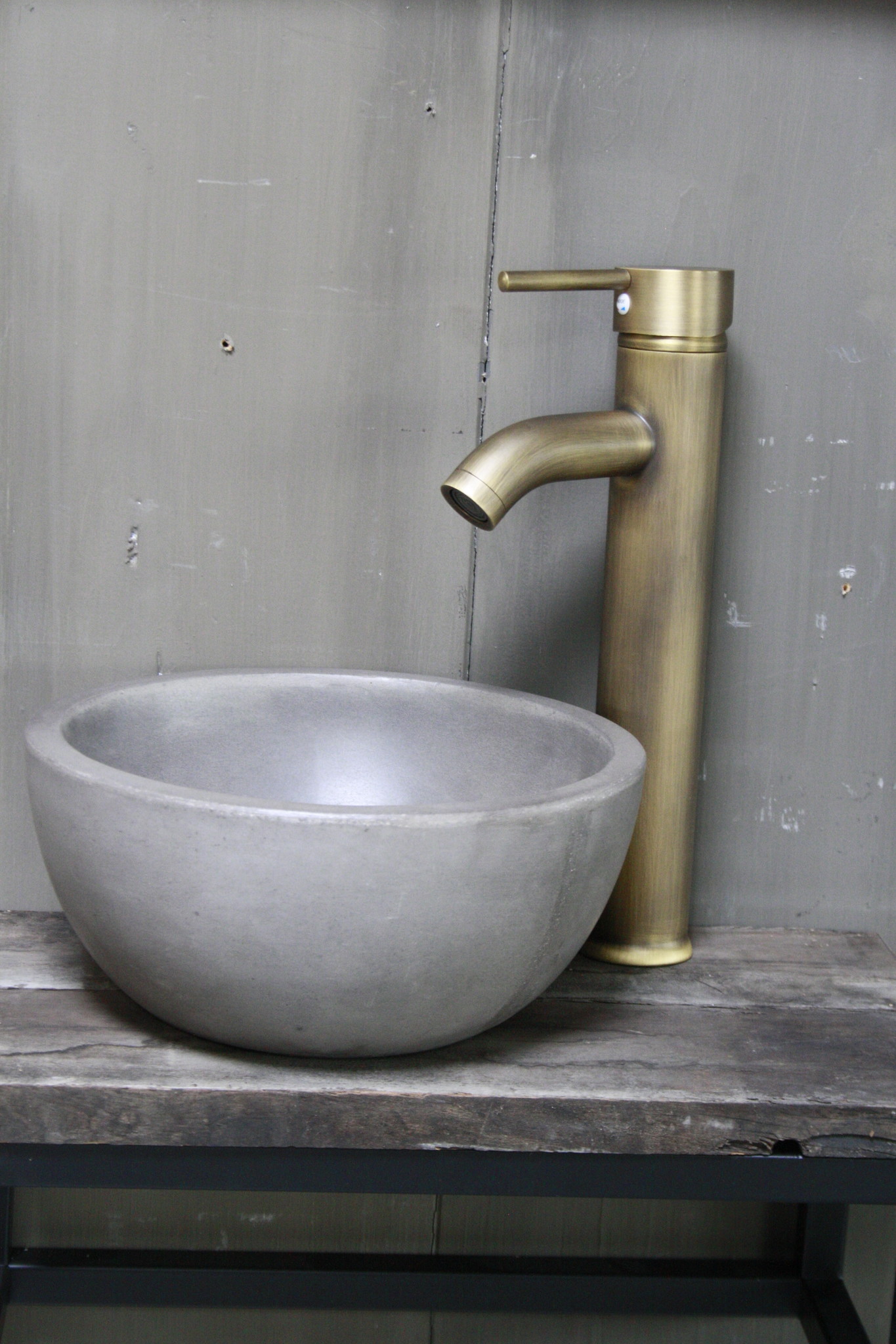 Rene Houtman Boris fonteinmeubelset beton incl. hoge kraan brons