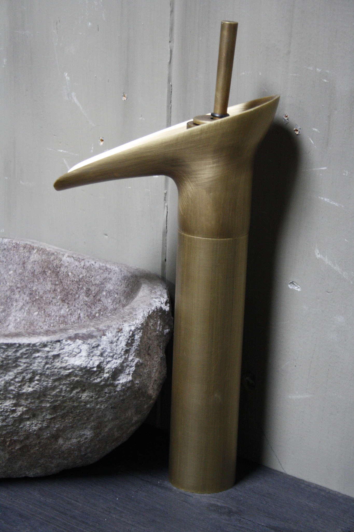 Rene Houtman Watervalkraan Nostalgisch Brons 31,2 cm