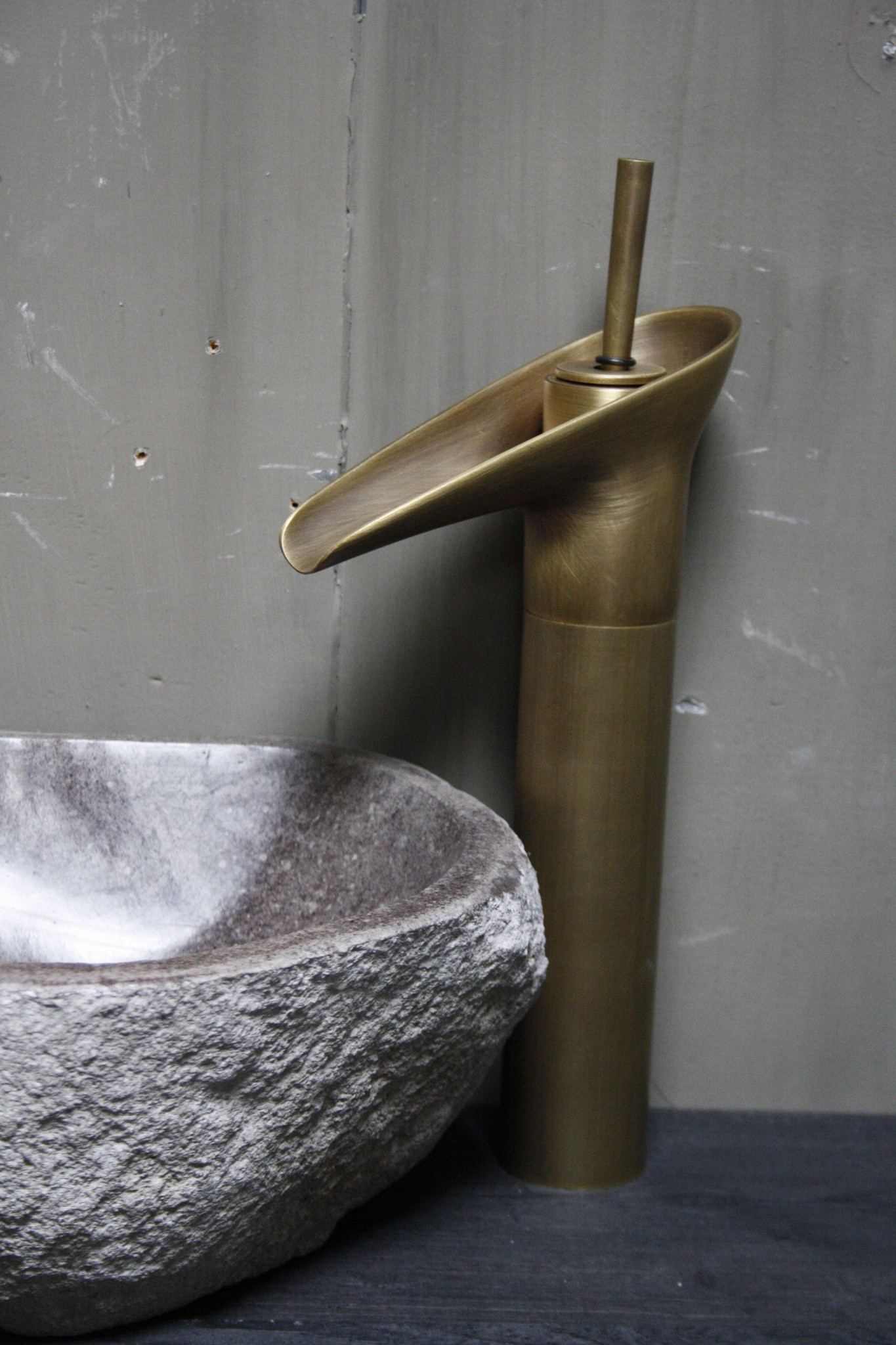 Rene Houtman Watervalkraan Nostalgisch Brons 31,2 cm
