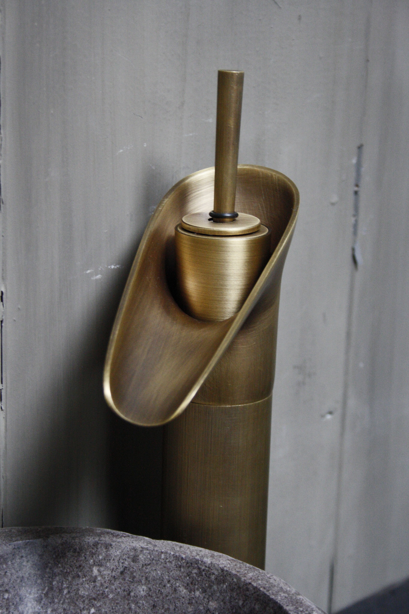 Rene Houtman Watervalkraan Nostalgisch Brons 31,2 cm