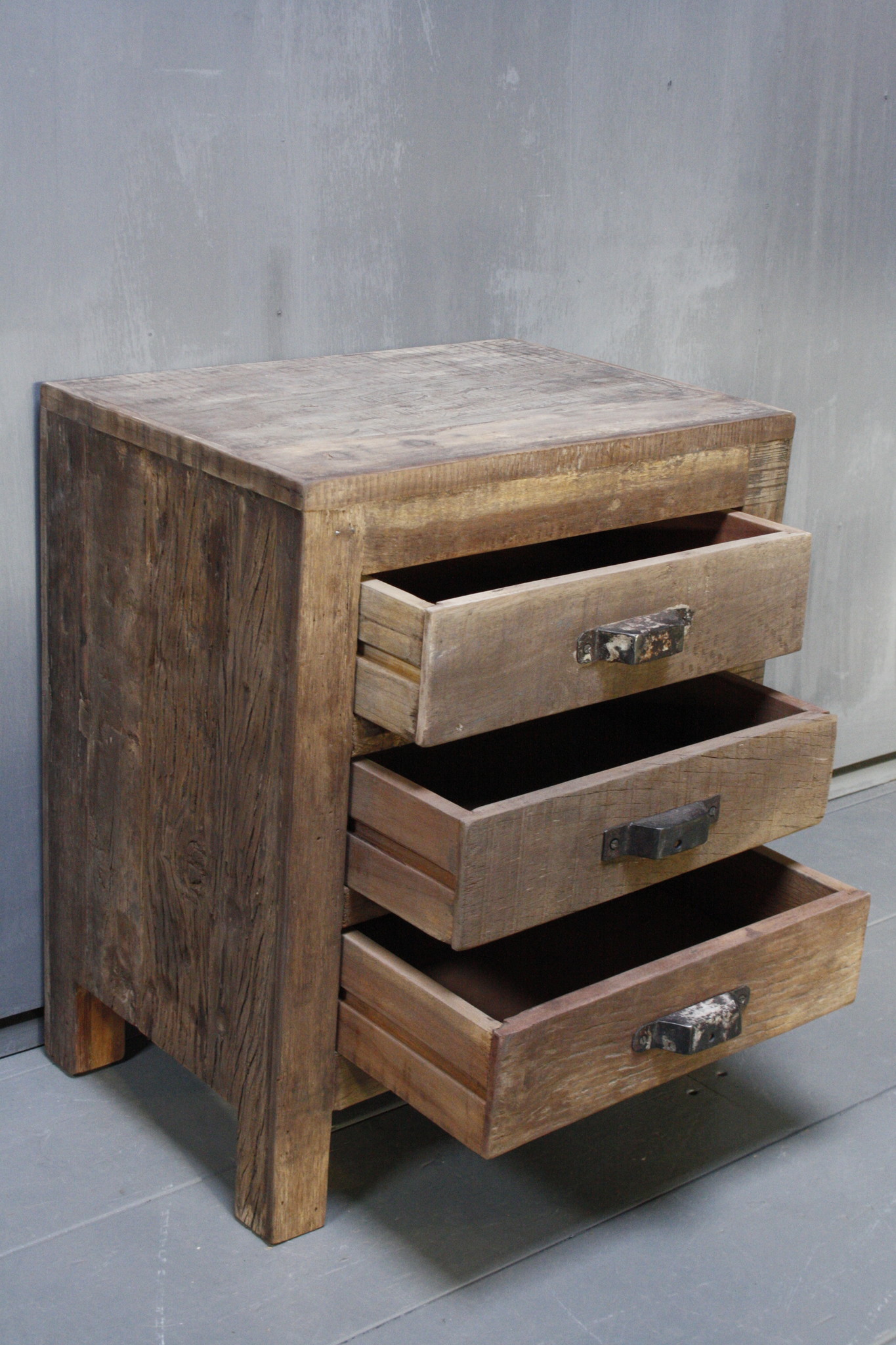 Rene Houtman Oud houten nachtkastje 3 lades 50x35x60 cm