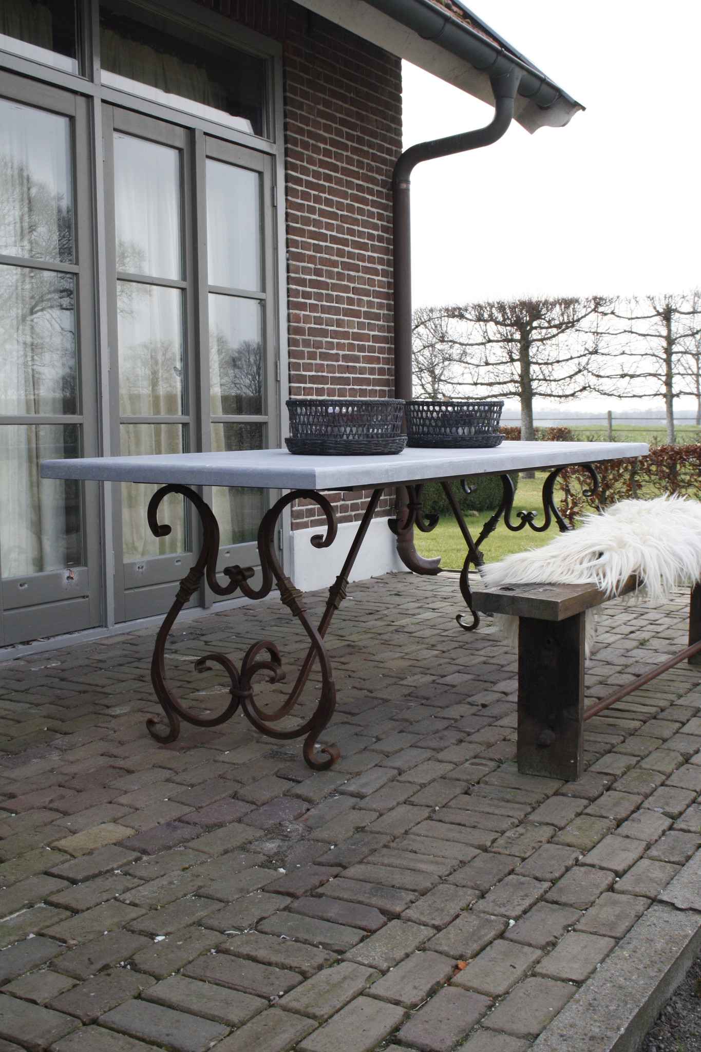 Rene Houtman Tuintafel Belgisch Hardsteen 5 Cm Dik Cannes Ijzeren Krulpoot