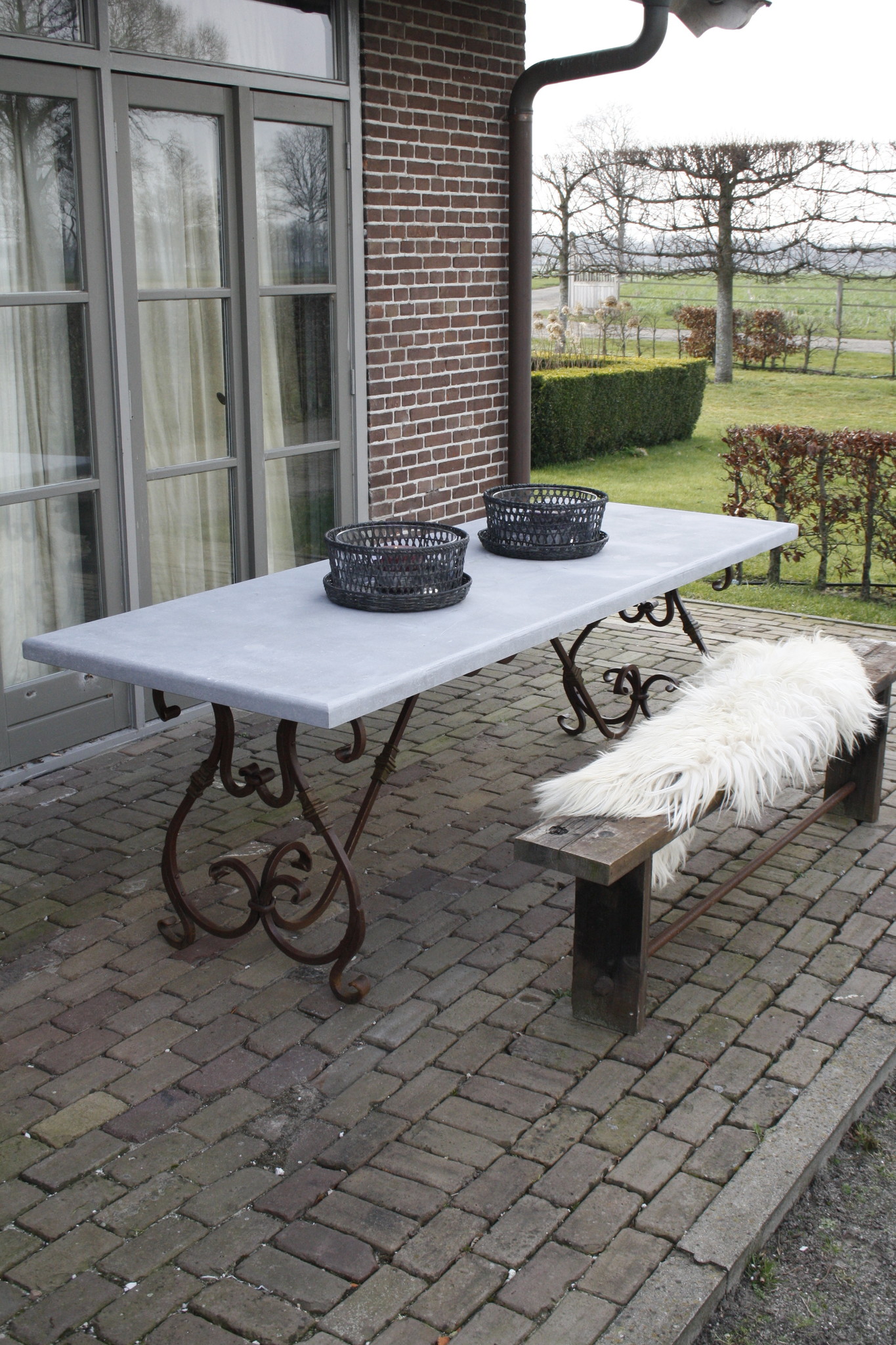 Rene Houtman Tuintafel Belgisch Hardsteen 5 Cm Dik Cannes Ijzeren Krulpoot