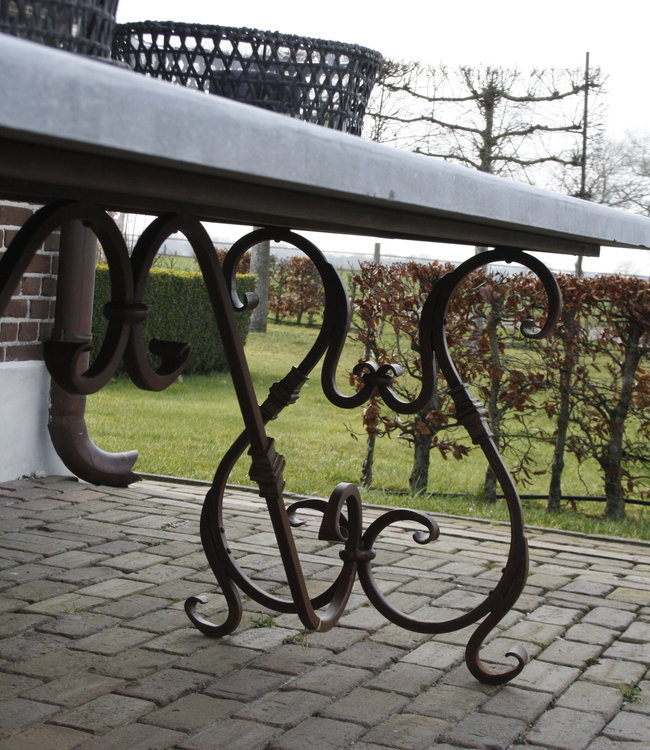 Rene Houtman Tuintafel Belgisch Hardsteen 5 Cm Dik Cannes Ijzeren Krulpoot