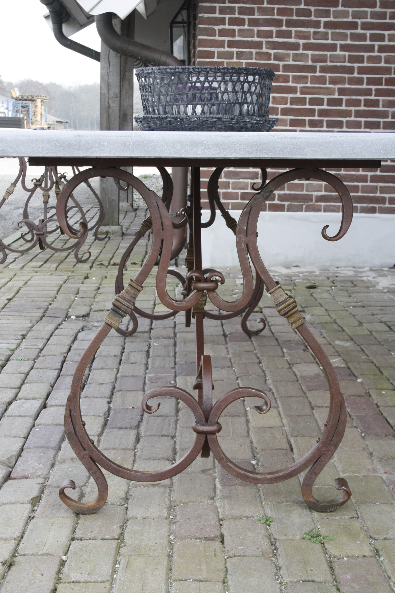 Rene Houtman Tuintafel Belgisch Hardsteen 5 Cm Dik Cannes Ijzeren Krulpoot