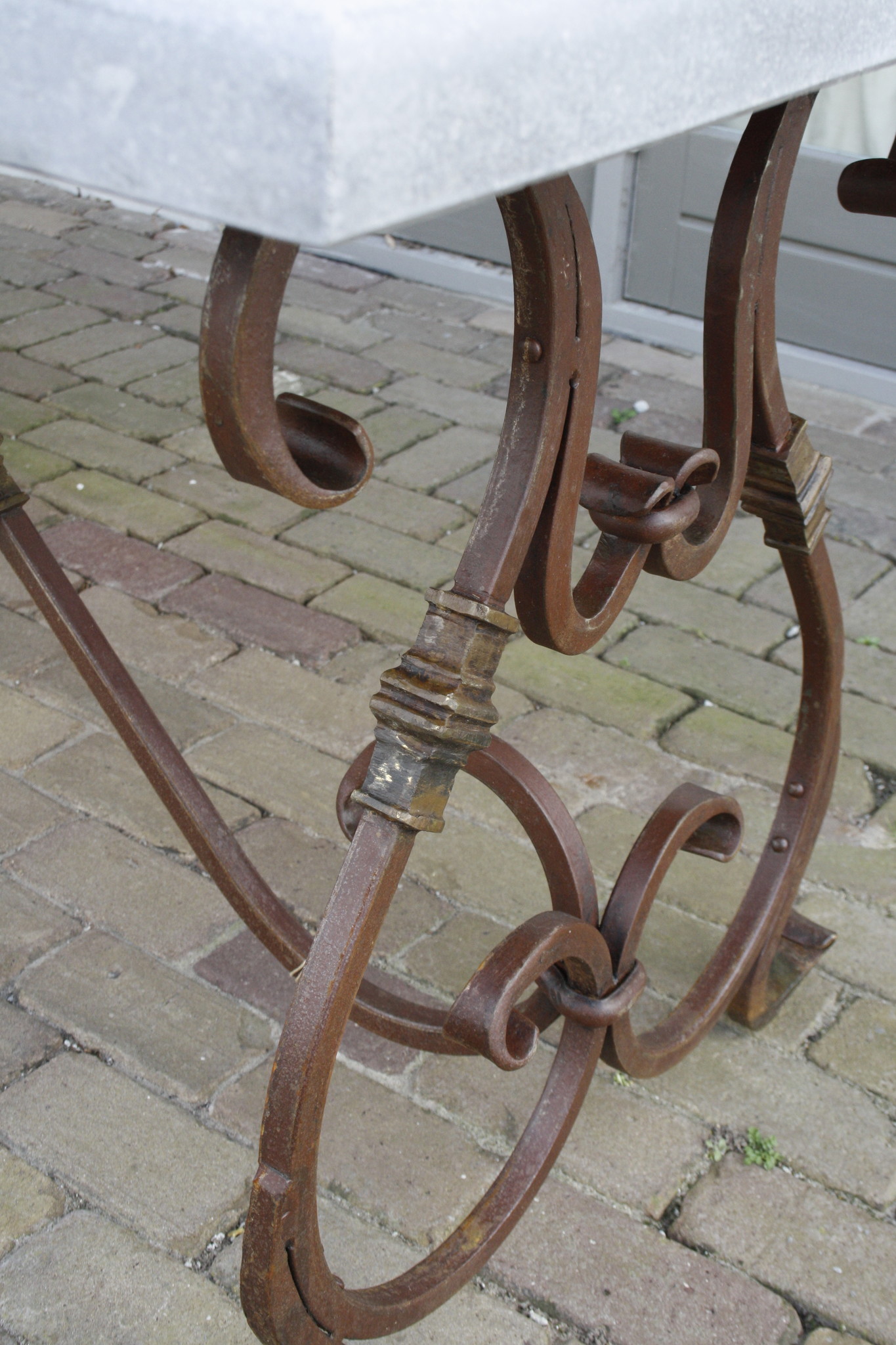 Rene Houtman Tuintafel Belgisch Hardsteen 5 Cm Dik Cannes Ijzeren Krulpoot