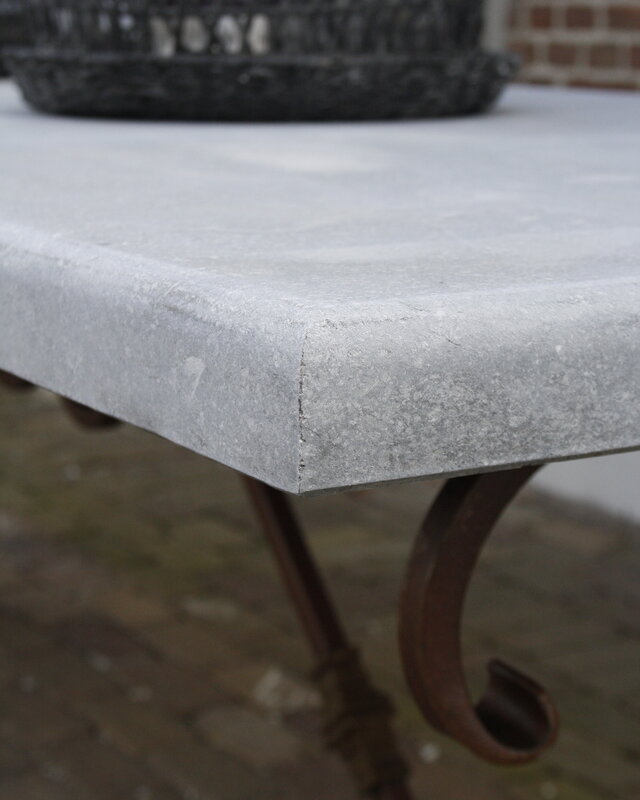 Rene Houtman Tuintafel Belgisch Hardsteen 5 Cm Dik Cannes Ijzeren Krulpoot