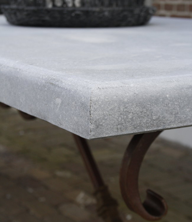 Rene Houtman Tuintafel Belgisch Hardsteen 5 Cm Dik Cannes Ijzeren Krulpoot