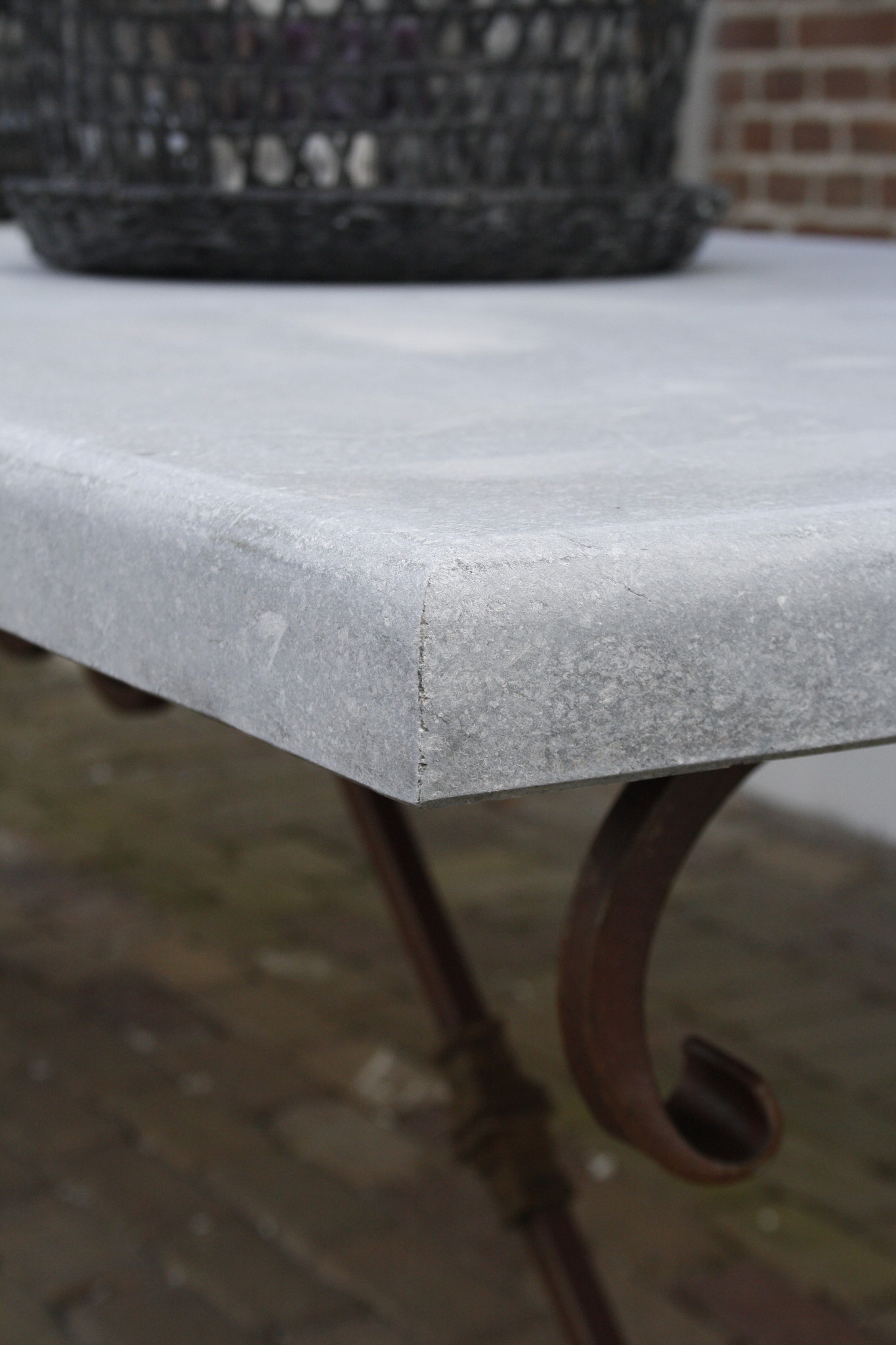 Rene Houtman Tuintafel Belgisch Hardsteen 5 Cm Dik Cannes Ijzeren Krulpoot