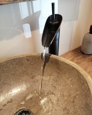 Rene Houtman Watervalkraan Zwart met Brons Toilet 32,5 cm