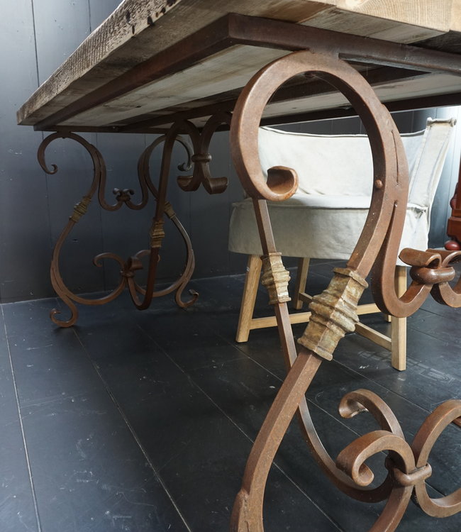 Rene Houtman Tafel Xavi Wagondelen Tafelblad Met Gietijzeren Onderstel