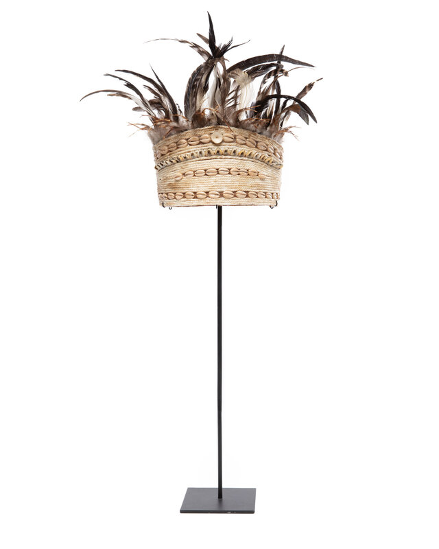 Bazar Bizar The Guinea Feather Hat on Stand - Naturel Zwart