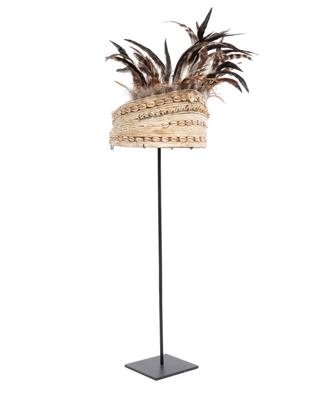 Bazar Bizar The Guinea Feather Hat on Stand - Naturel Zwart