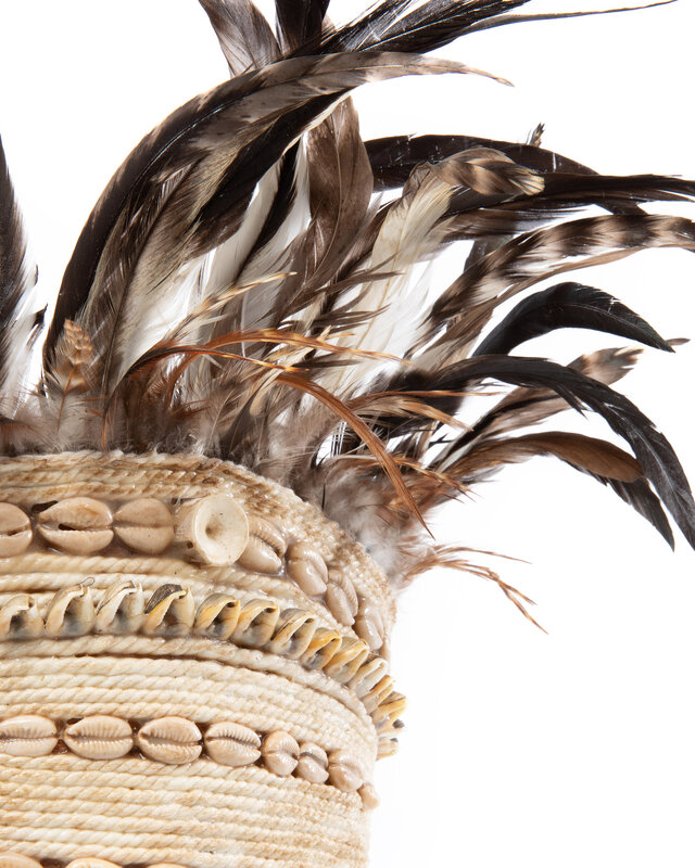 Bazar Bizar The Guinea Feather Hat on Stand - Naturel Zwart