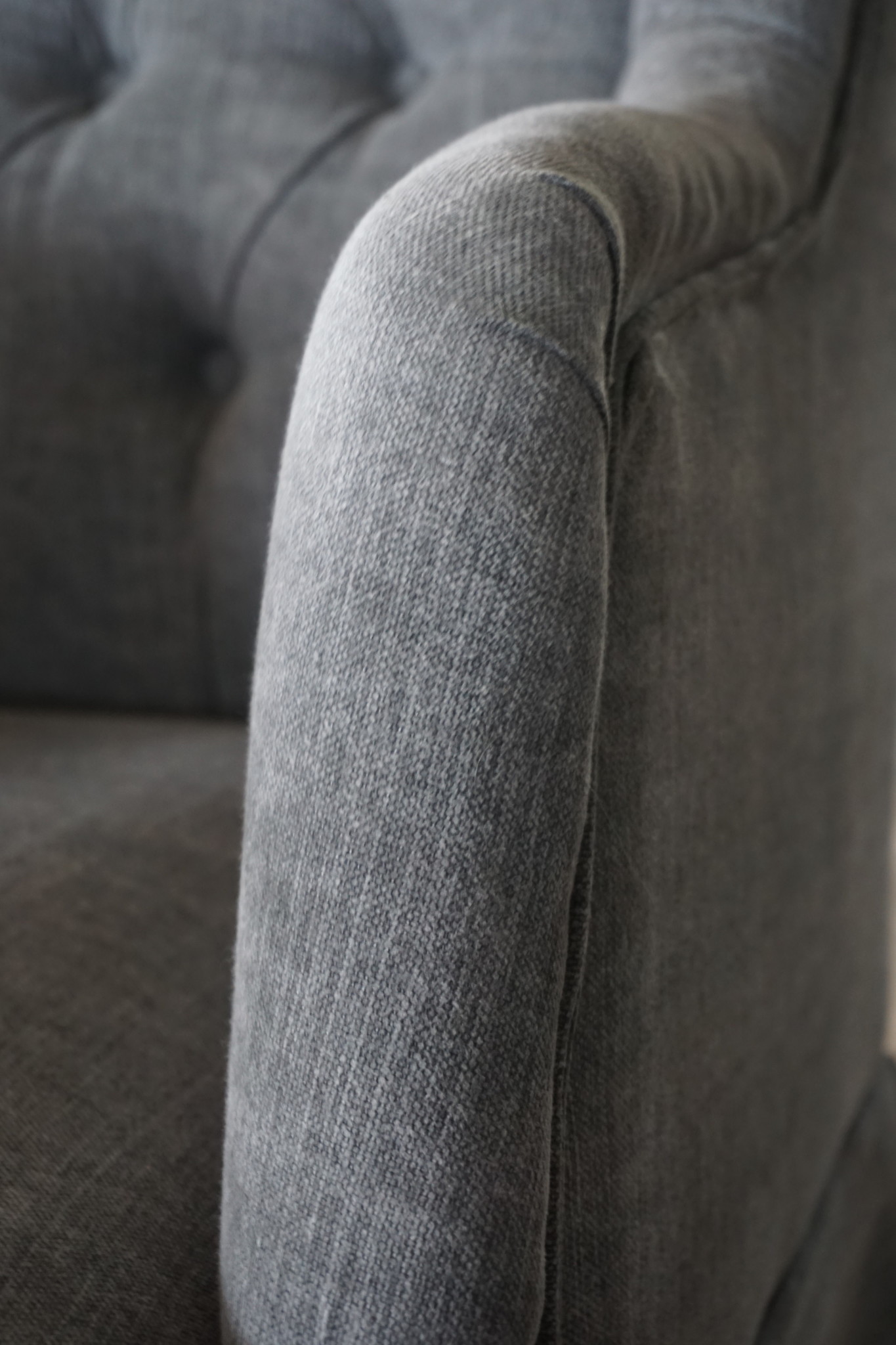 Rene Houtman Fauteuil Mona Gecapitonneerd Met Rok