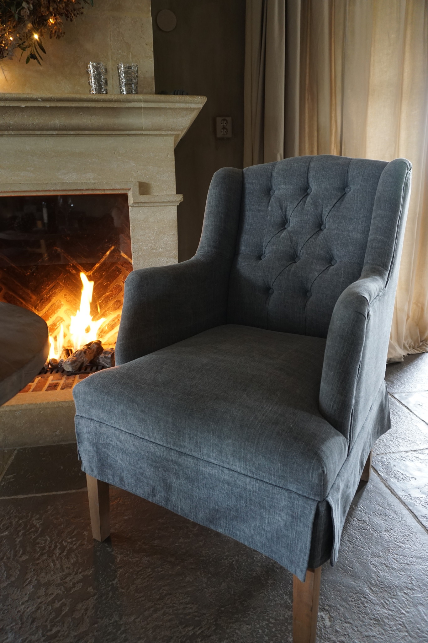 Rene Houtman Fauteuil Mona Gecapitonneerd Met Rok