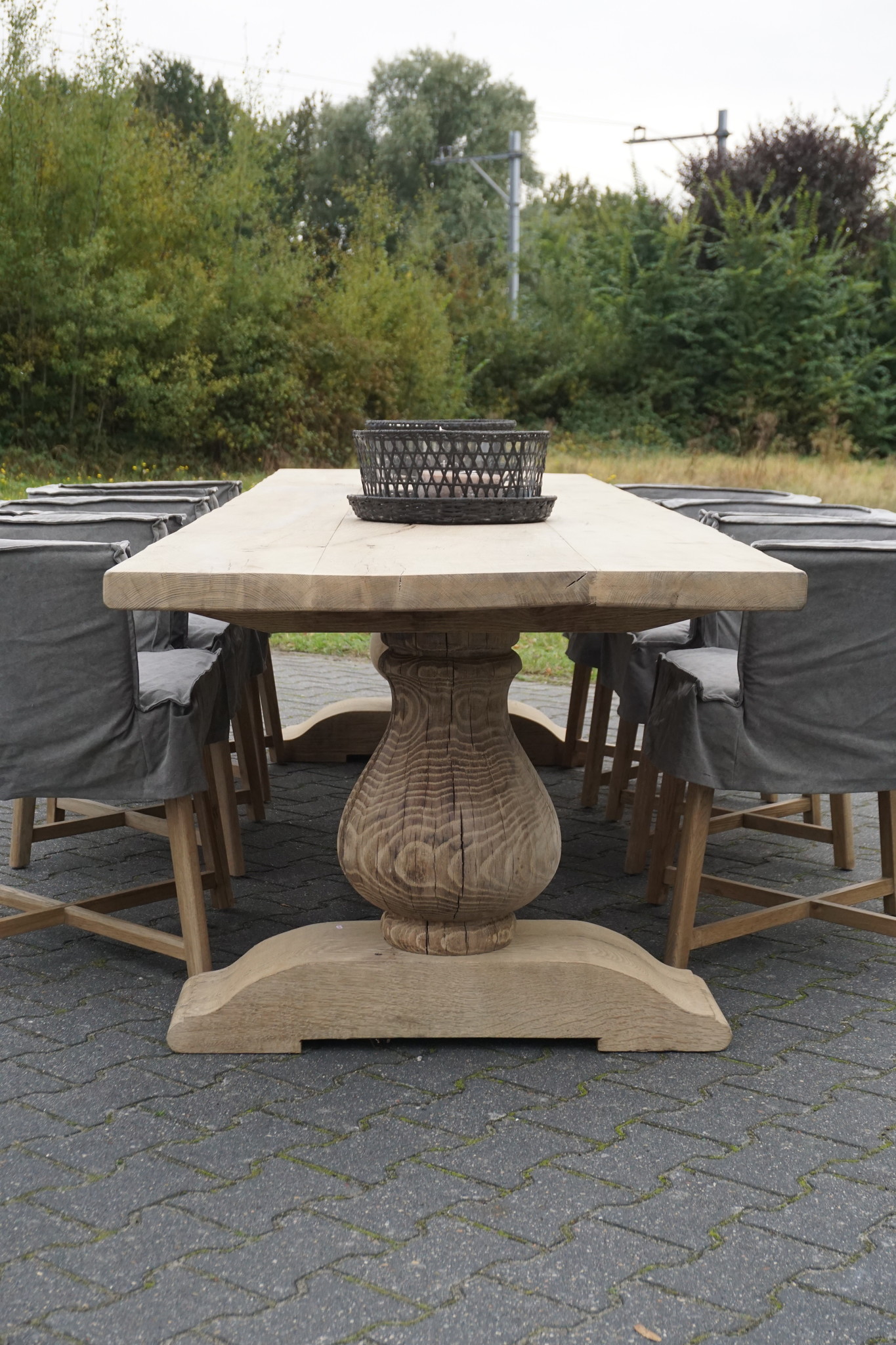 Rene Houtman Eetkamertafel Juliet Oud Eikenhout Bolpoot