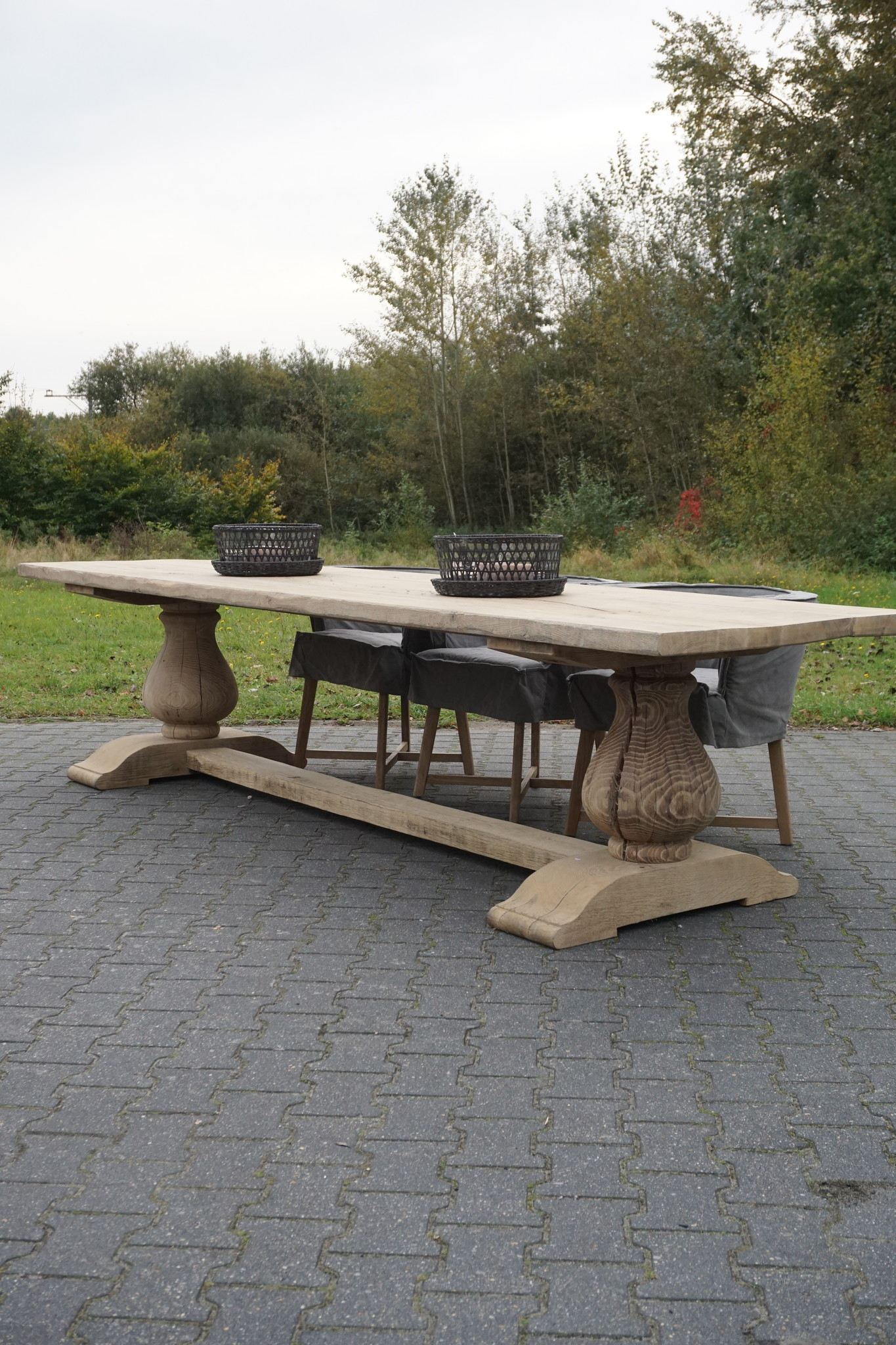 Rene Houtman Eetkamertafel Juliet Oud Eikenhout Bolpoot