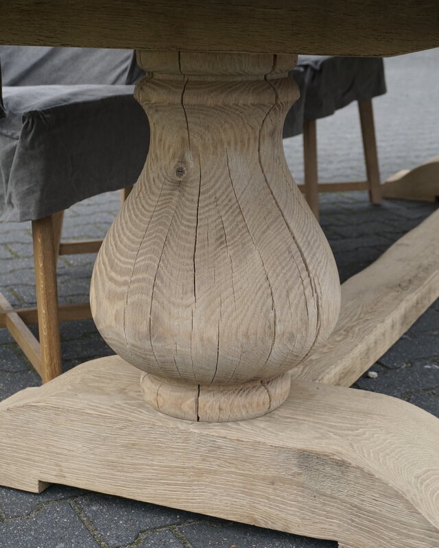 Rene Houtman Eetkamertafel Juliet Oud Eikenhout Bolpoot