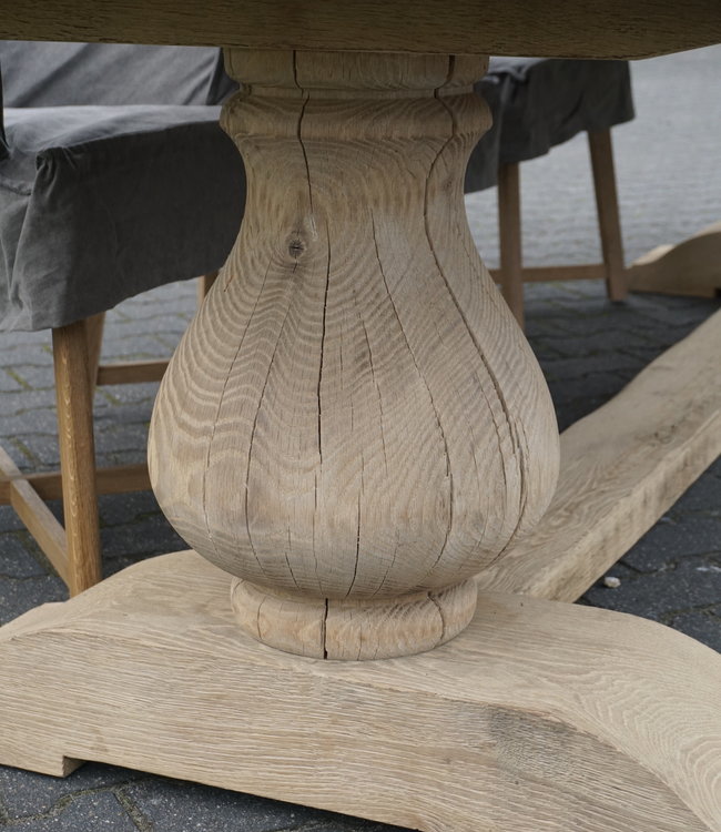 Rene Houtman Eetkamertafel Juliet Oud Eikenhout Bolpoot