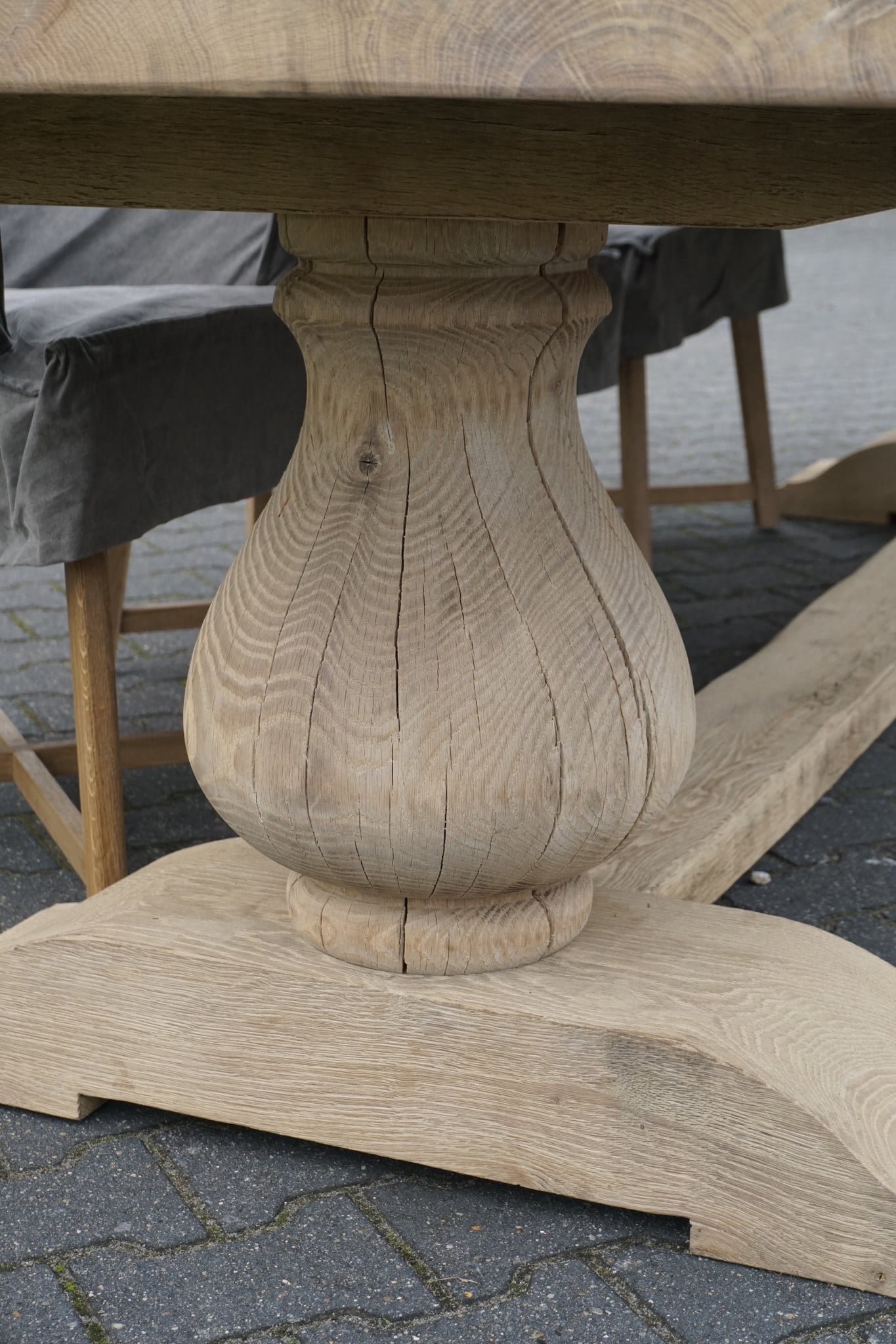 Rene Houtman Eetkamertafel Juliet Oud Eikenhout Bolpoot