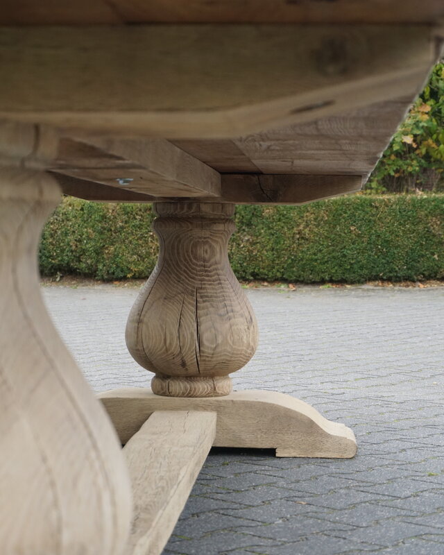 Rene Houtman Eetkamertafel Juliet Oud Eikenhout Bolpoot