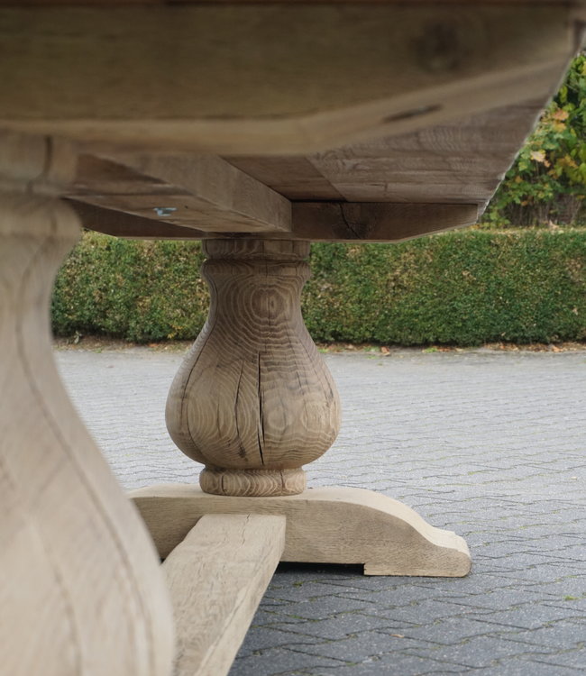 Rene Houtman Eetkamertafel Juliet Oud Eikenhout Bolpoot