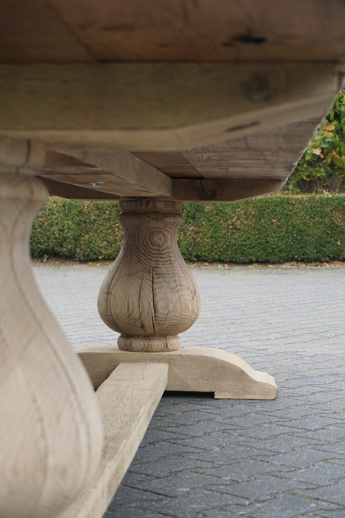 Rene Houtman Eetkamertafel Juliet Oud Eikenhout Bolpoot