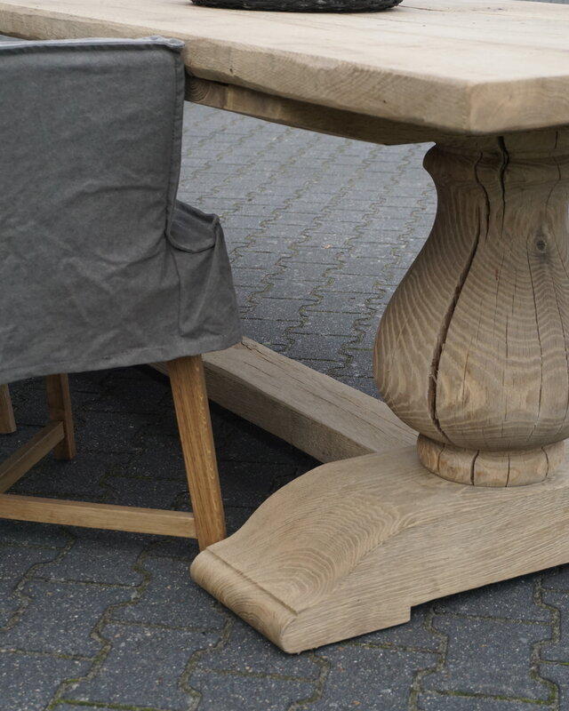 Rene Houtman Eetkamertafel Juliet Oud Eikenhout Bolpoot