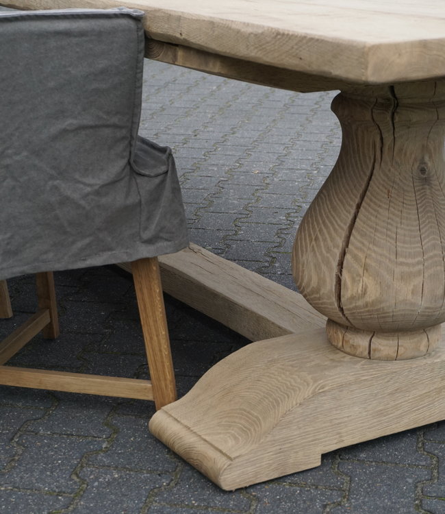 Rene Houtman Eetkamertafel Juliet Oud Eikenhout Bolpoot