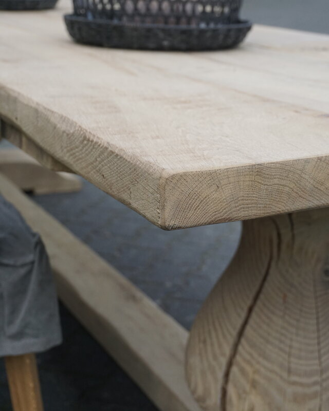 Rene Houtman Eetkamertafel Juliet Oud Eikenhout Bolpoot