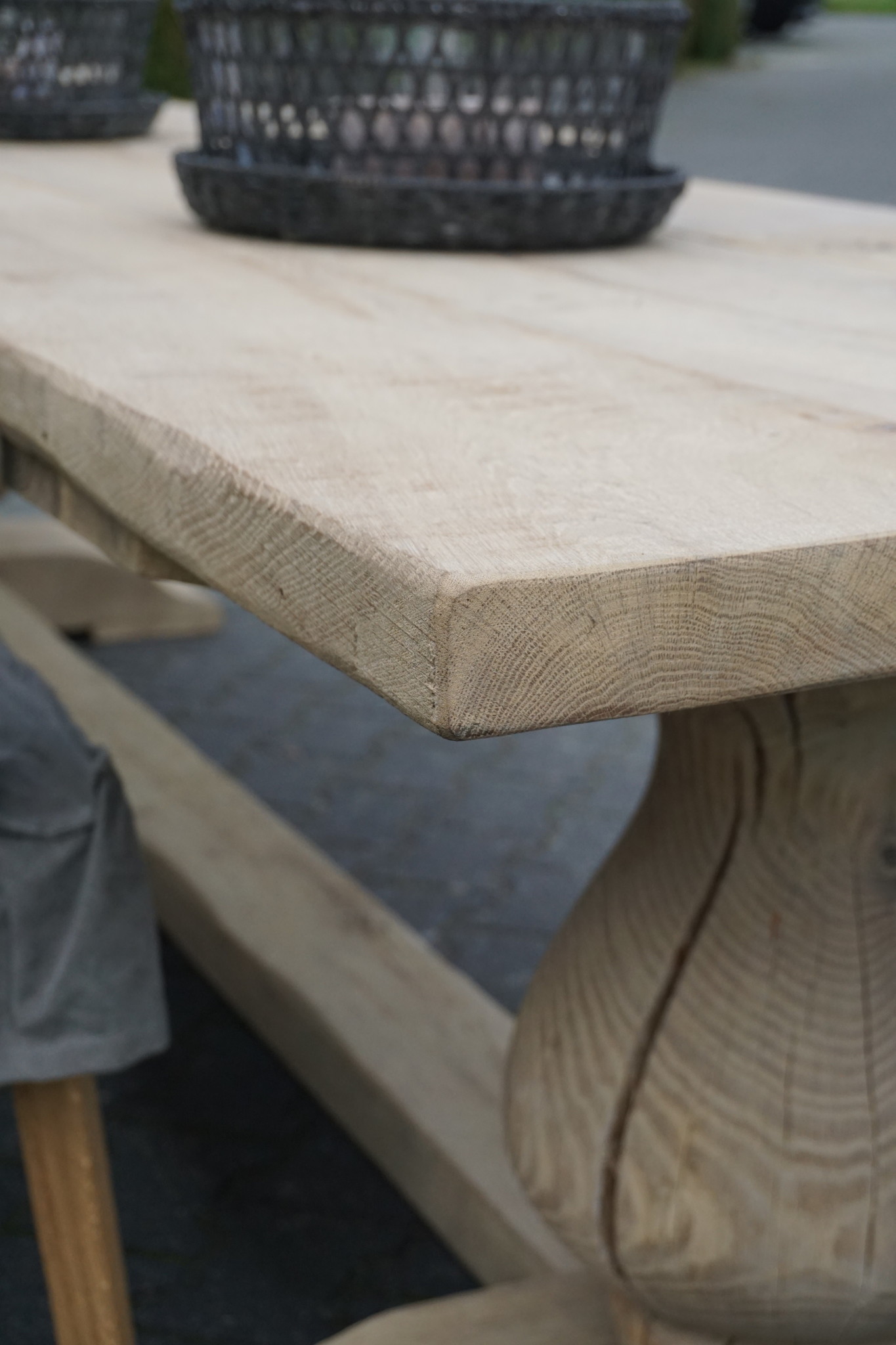 Rene Houtman Eetkamertafel Juliet Oud Eikenhout Bolpoot