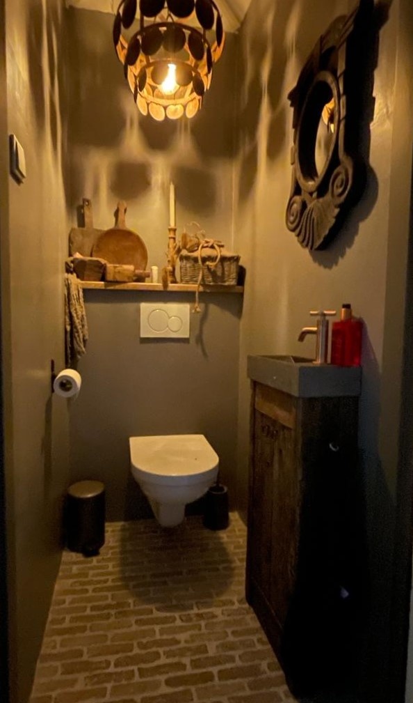landelijk gestylde badkamer oud hout